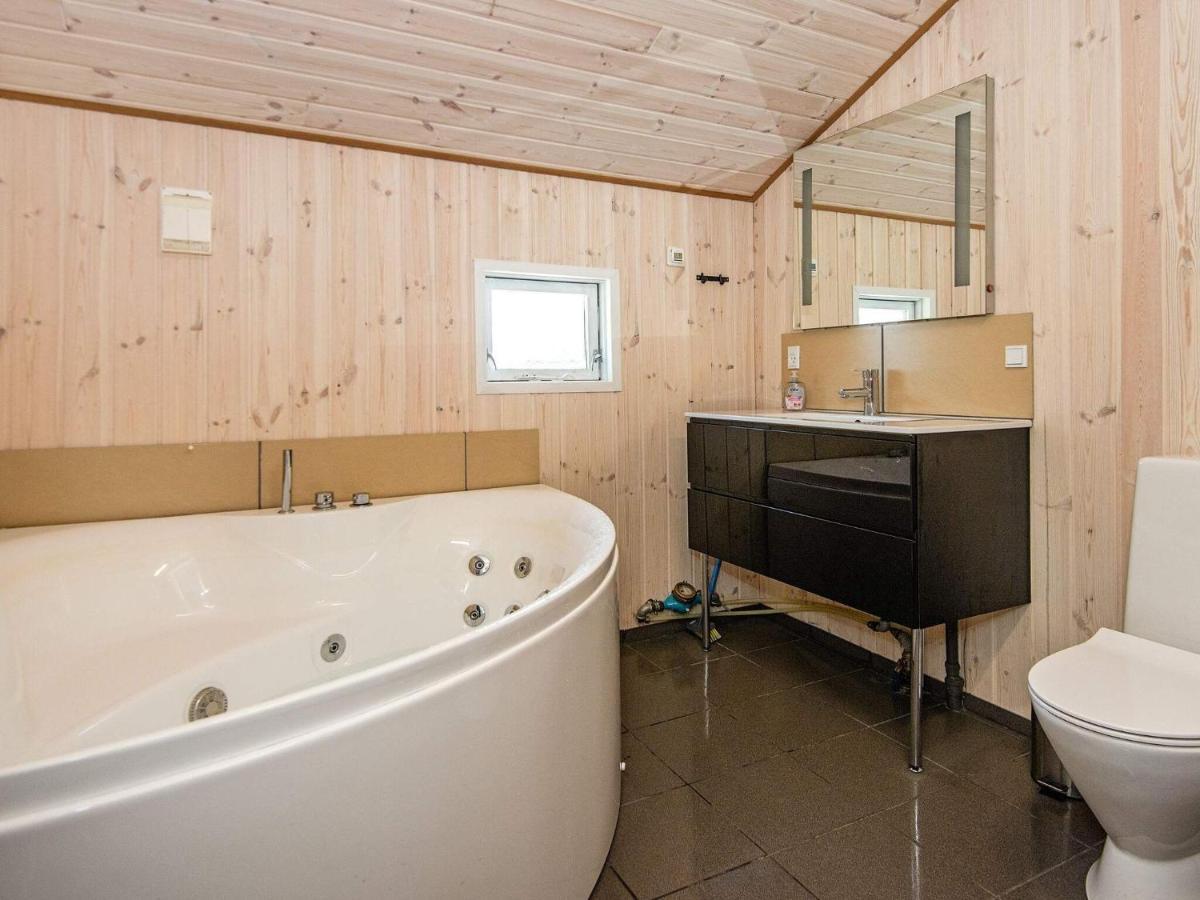 8 Person Holiday Home In Hejls ภายนอก รูปภาพ